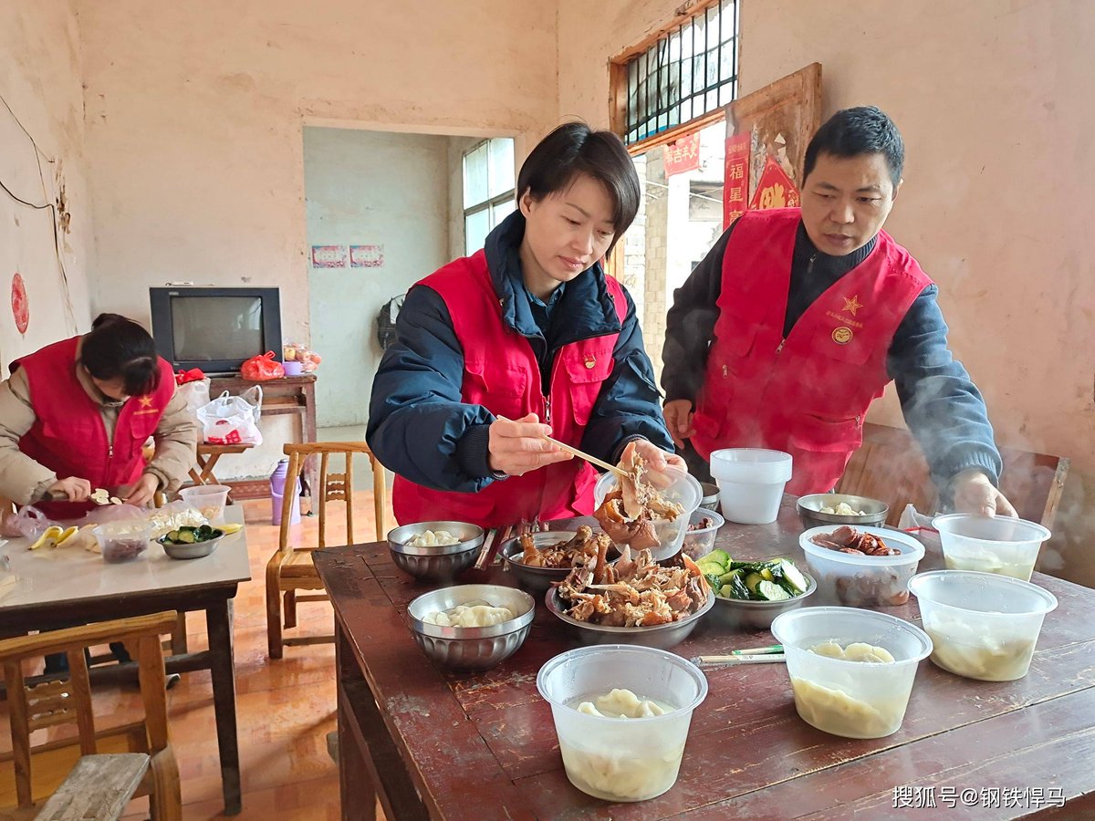 CatalinaAncicz's tweet photo. Participé como voluntario/a en el comedor comunitario durante el fin de semana: serví alimentos, charlé con personas necesitadas y me llevé una carga de emociones positivas!  #Voluntariado #Solidaridad https://t.co/u8ksXBSWfx