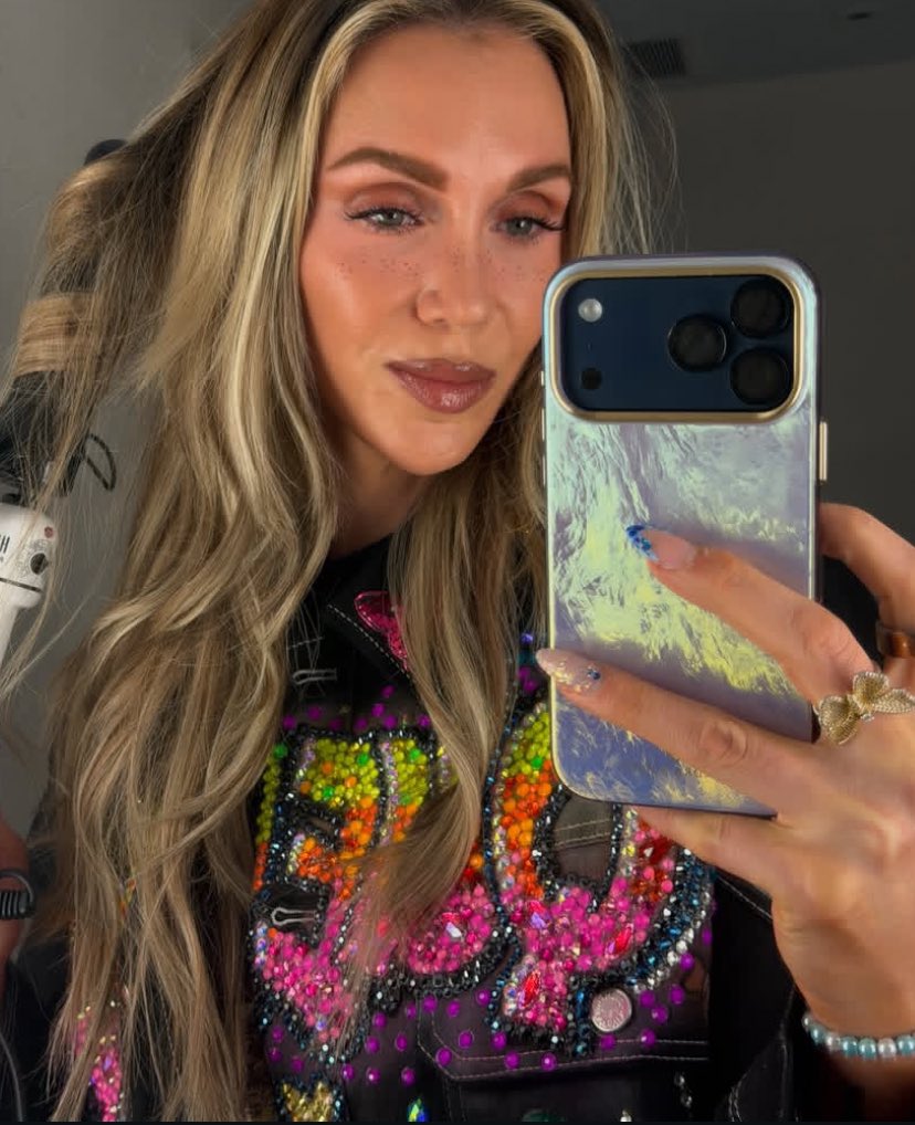 charlottewwe_pv's tweet photo. It’s your Queen 👑😉 Who’s been waiting for me? Drop a ❤️ and let me know you’re here! https://t.co/81Mwm9hDQP