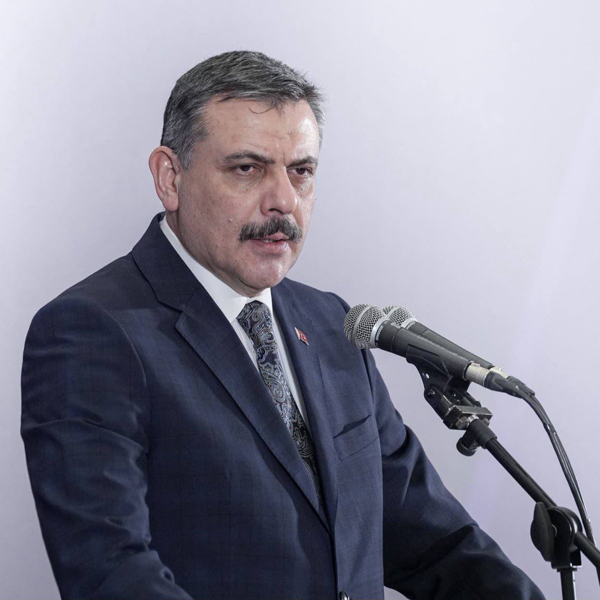 SOLGhaber's tweet photo. İçişleri Bakanı Mustafa Çiftçi:

“Toplumu, hayvanseverleri, davet ediyorum. Hayvanseverler gelsinler, barınaklardaki hayvanlardan birer, ikişer sahiplensinler, baksınlar evlerinde. 

Öyle dışarıdan gazel okumak, kolay. Biz, hayvanseverler bunu eleştirecekler diye görevimizi yapmaktan geri kalamayız.”