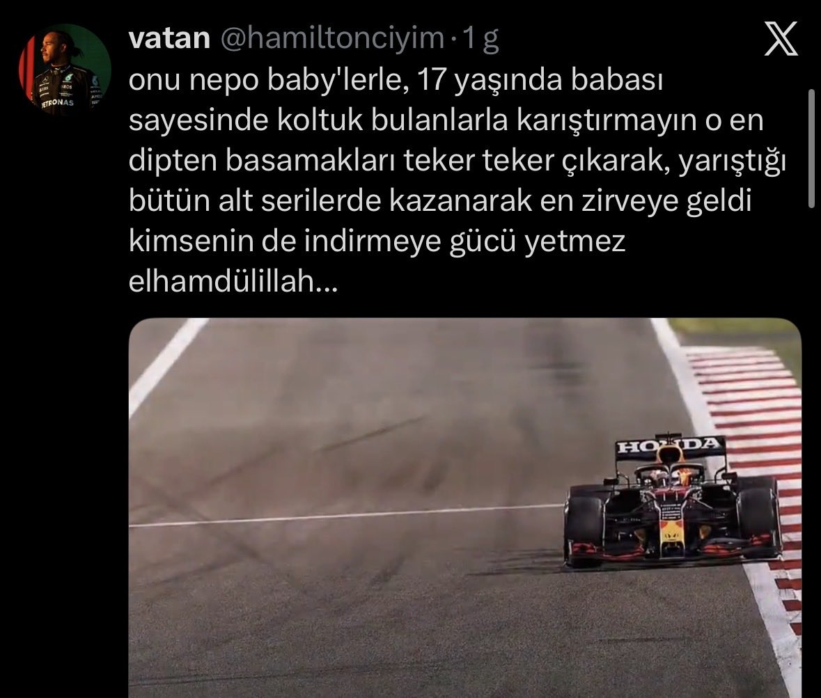 saintsmaniac's tweet photo. Olm siz Jos Verstappen’i tam olarak ne zannediyorsunuz :D? 

Koltuk bulmasının F3 Norisring performansıyla, Van Amersfoort gibi mütevazi bir takımla Prema’lara karşı 6 yarış üst üste kazanmasıyla, Mercedes ve Red Bull’un 16 yaşındaki bir çocuk için birbirine girmesiyle ve Lauda’nın yüzyılın yeteneği demeciyle bir alakası yok ama 12 sezondur F1’de yarışmamasına rağmen ne hikmetse hala içeride koltuk buldurabilecek kadar lobi gücü olan Jos Verstappen sayesinde mi?

Bir pilotu öveyim derken şirazeyi kaçırmak tam olarak bu işte.