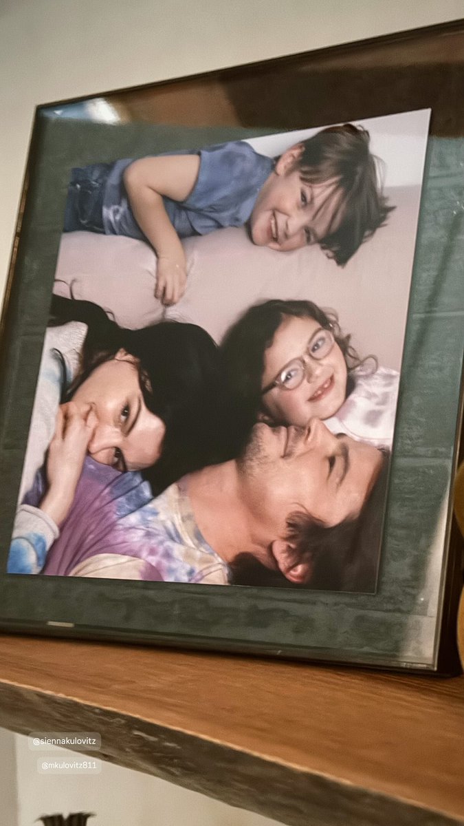 verityupdate's tweet photo. Nova foto de Anne Hathaway e Josh Hartnett com Brady Wagner e Sienna Kulovitz em #Verity 🖤 https://t.co/YQ1itOAJLf