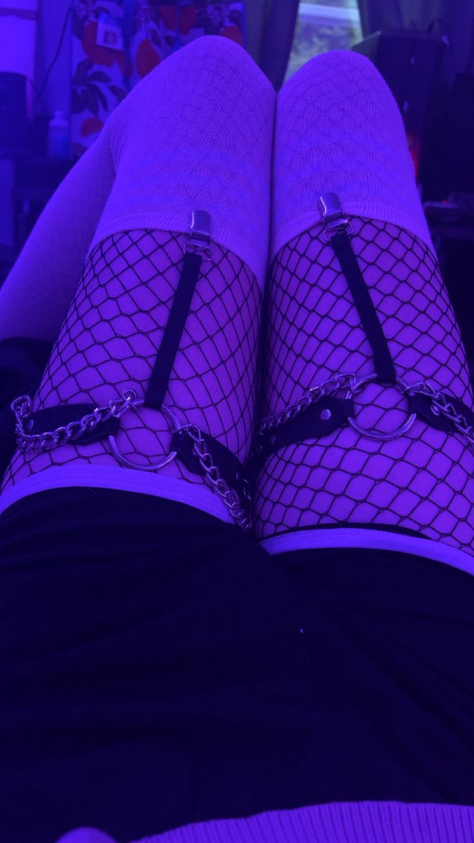 ItsG0LF's tweet photo. He’s trapped in thigh jail >w< https://t.co/4XzyQzxxYP