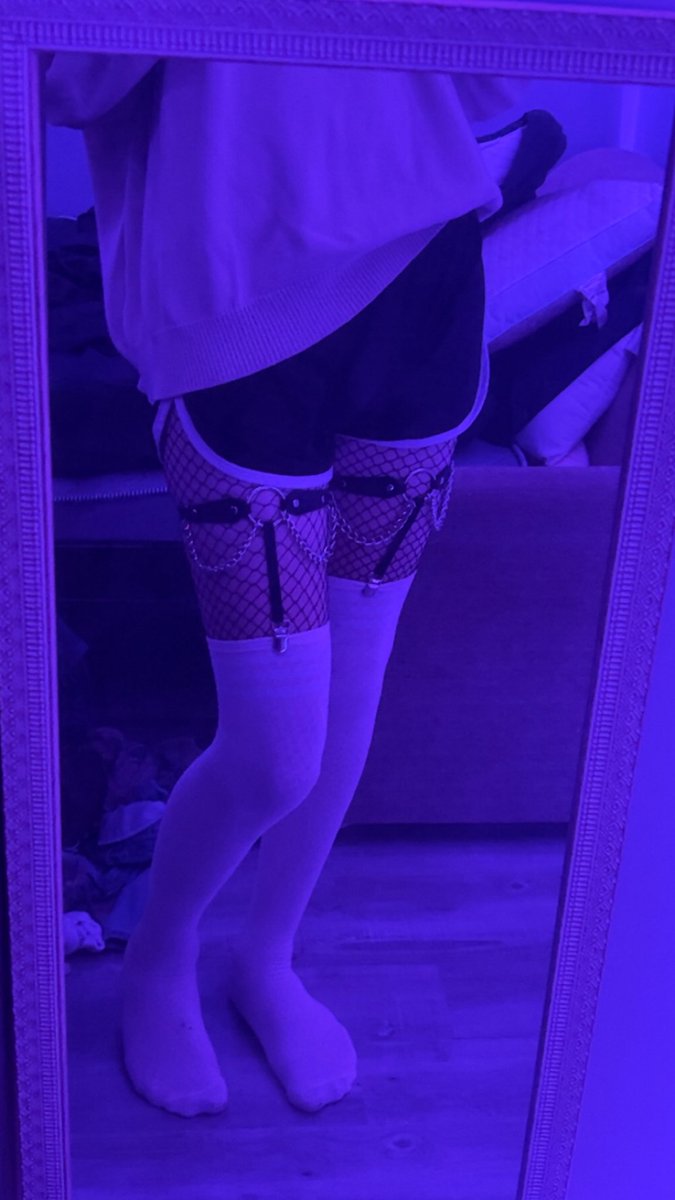 ItsG0LF's tweet photo. He’s trapped in thigh jail >w< https://t.co/4XzyQzxxYP
