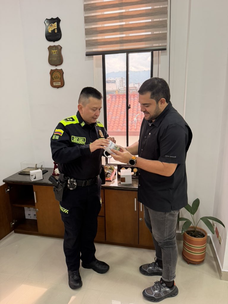 hugoacardozo's tweet photo. Tuve la oportunidad de reunirme con el Brigadier General Miguel Camelo, nuevo comandante de MEBUC, para dialogar sobre seguridad y conocer los insumos que requiere nuestra Policía para fortalecer su labor y seguir trabajando por la tranquilidad de los santandereanos. https://t.co/lFtMoGF5oC