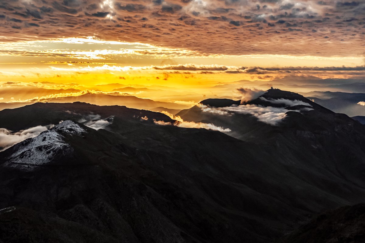 NOIRLabAstroES's tweet photo. La hora dorada llega a Cerro Tololo 🌅

Por unos minutos cada tarde, las montañas del norte de Chile se llenan de tonos cálidos mientras el Sol se esconde. 

📷 NOIRLab/NSF/AURA/C. Corco https://t.co/ktlcjOtAFg