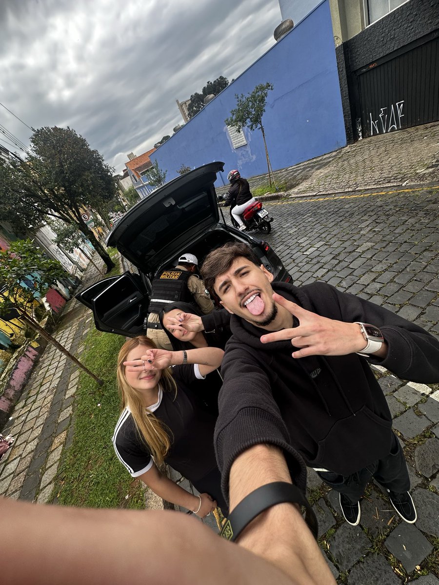 slimeguzman's tweet photo. deu red https://t.co/M8THbeZlcz