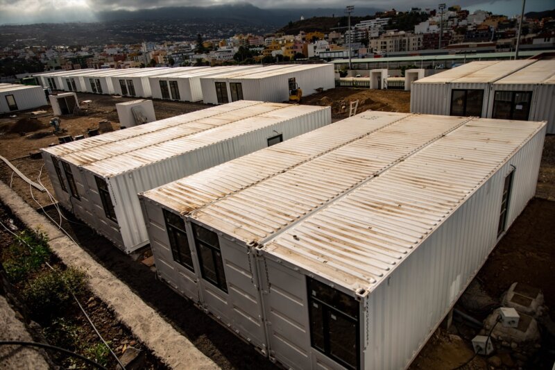 CriticoEnf's tweet photo. Los vecinos de la Palma siguen viviendo en contenedores y esta señora dice ahora que van a construir casas, 8 años después llegar al poder. El nivel de sinvergonzonería de esta gente es insoportable. https://t.co/MUG9yHqRyH