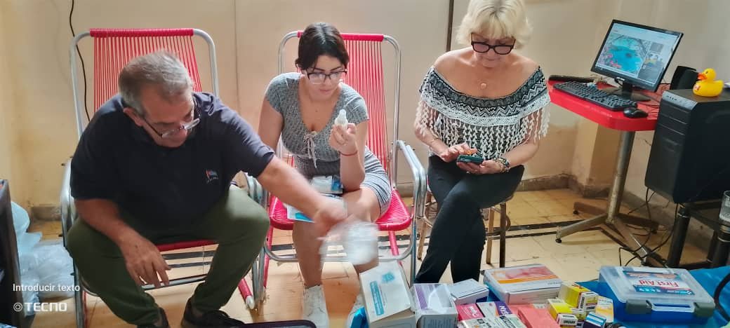 alekno26's tweet photo. Llega ayuda a #Cuba desde Bélgica, esta vez de la mano de la querida compatriota Arlenz Arean, quien entregó al Proyecto "A Cuba hay que quererla" la donación enviada por amigos latinoamericanos  y el Proyecto Vitrales.

#CubaNoEsUnaAmenaza, el bloqueo sí! https://t.co/r4k9e8p2uF