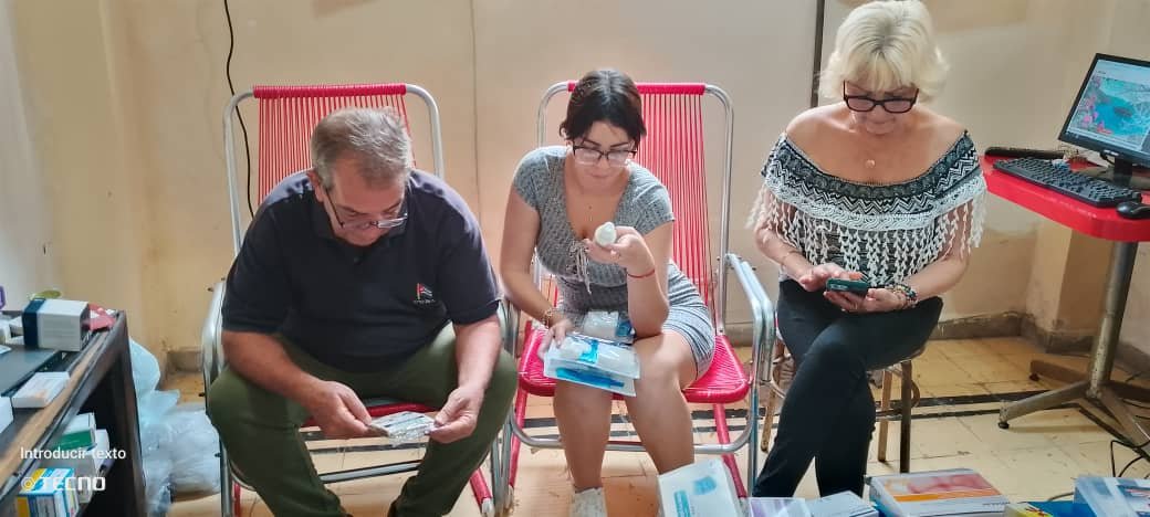 alekno26's tweet photo. Llega ayuda a #Cuba desde Bélgica, esta vez de la mano de la querida compatriota Arlenz Arean, quien entregó al Proyecto "A Cuba hay que quererla" la donación enviada por amigos latinoamericanos  y el Proyecto Vitrales.

#CubaNoEsUnaAmenaza, el bloqueo sí! https://t.co/r4k9e8p2uF