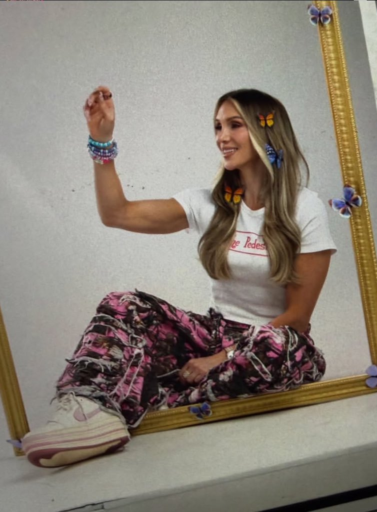 charlottewwe_pv's tweet photo. You know who I am, but do you really know me? 👑❤️ Thank you to every fan who continues to believe in me. https://t.co/PQXmhINUqz