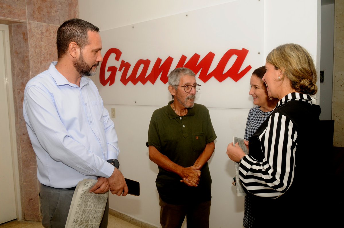 YoerkySanchez's tweet photo. Previo al aniversario 61 de @Granma_Digital fue muy grata la visita de la ministra de Educación @naimatrujillob al periódico, donde visitó la casita infantil y dejó inaugurado el círculo de interés Amigos del Granma. Es prioridad nuestra la formación de las nuevas generaciones. https://t.co/LW2KDJybL7