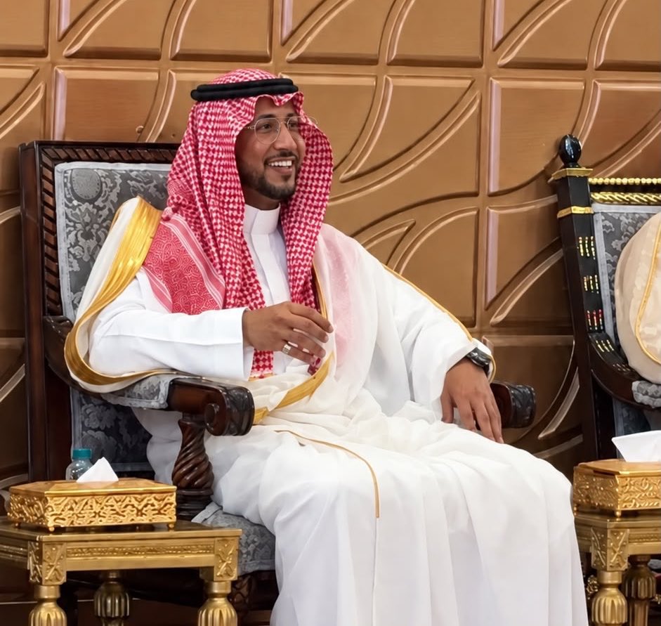 alsaud1ksa's tweet photo. سمو نائب أمير منطقة #عسير 
الأمير #خالد_بن_سطام بن سعود بن عبدالعزيز 
خلال حضوره مساء اليوم أحد المناسبات 
الاجتماعية بمدينة أبها في مشهد غير مستغرب
 من سموه في مشاركة الأهالي مناسباتهم
@hrhpksttam https://t.co/scNYbWdifa