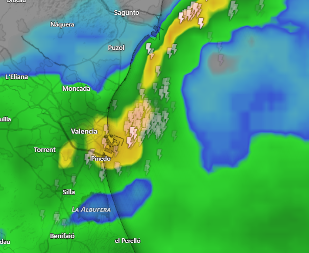 Stormyalert's tweet photo. Se ha debilitado ligeramente y la parte más fuerte se concentra en la zona del puerto de Valencia.
#euwx #Meteo #Weather https://t.co/UDsQZ0mRxY