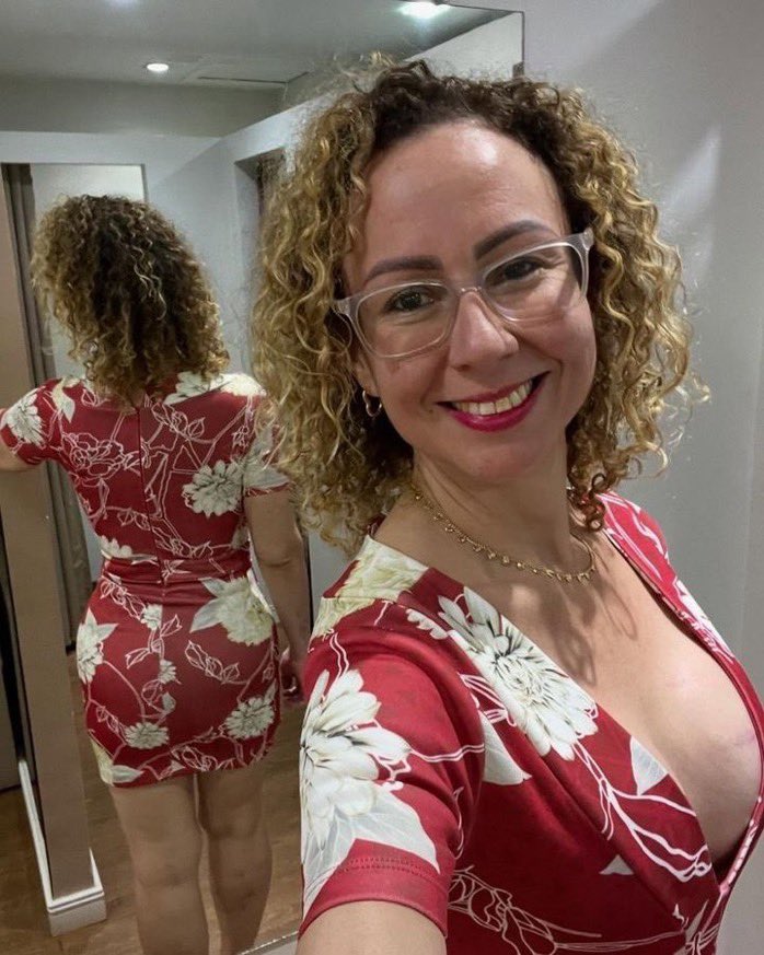 PaparazziBarLou's tweet photo. How would you react if I sent you a naked picture of myself 🥰 https://t.co/4bBXtllZvM