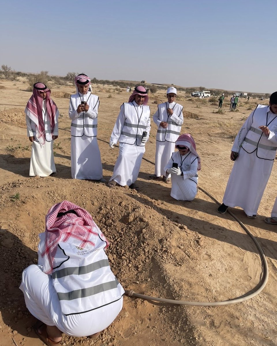 Hrm_HCP's tweet photo. شاركت #مدينة_حريملاء_الصحية في فعالية تشجير وتنظيف روضة السد التابعة لـ #محمية_طويق، بحضور سعادة محافظ حريملاء، رئيس اللجنة الرئيسية لمدينة حريملاء الصحية، د. مسلط بن ناصر بن سعيدان، ومنسق المدينة، وبمشاركة عدد من المتطوعين وطلاب المدارس.

وتأتي هذه المشاركة امتدادًا لجهود المدينة في تعزيز العمل التطوعي والمشاركة المجتمعية، والمحافظة على البيئة.
