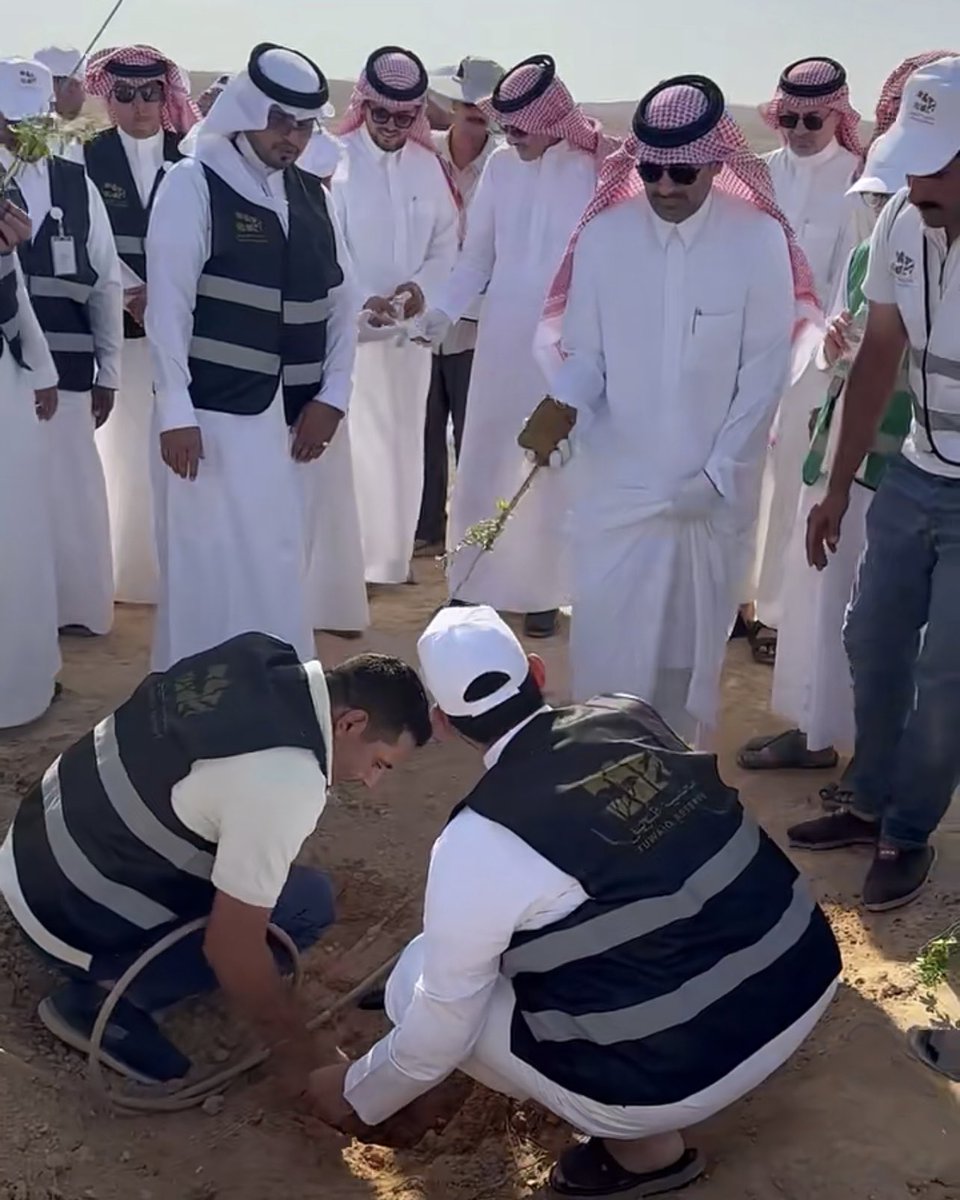 Hrm_HCP's tweet photo. شاركت #مدينة_حريملاء_الصحية في فعالية تشجير وتنظيف روضة السد التابعة لـ #محمية_طويق، بحضور سعادة محافظ حريملاء، رئيس اللجنة الرئيسية لمدينة حريملاء الصحية، د. مسلط بن ناصر بن سعيدان، ومنسق المدينة، وبمشاركة عدد من المتطوعين وطلاب المدارس.

وتأتي هذه المشاركة امتدادًا لجهود المدينة في تعزيز العمل التطوعي والمشاركة المجتمعية، والمحافظة على البيئة.