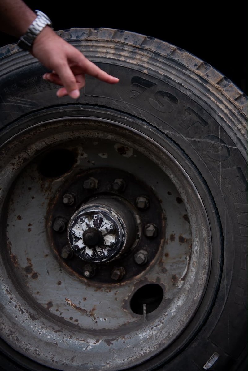 ChristianDiffer's tweet photo. En El Salvador desde que recuerdo se normalizo, que un camión, "media vez" arranque y camine, le dan como si fuera indestructible, con sobrepeso incluido. Los transportistas, solo REPARAN lo que sea necesario para que vuelva a rodar, el resto así que ande. En consecuencia, camiones que son mas carretas chillonas, que equipos de carga.

Y el mix de riesgo, motoristas sin licencia y que piensan que van en un vehículo de carreras. Los "San Vergón" del volante. Y principalmente todo por abaratar costos y ver como le flota la ganancia. El tema de trasporte de carga en un circulo interminable de desgracias.