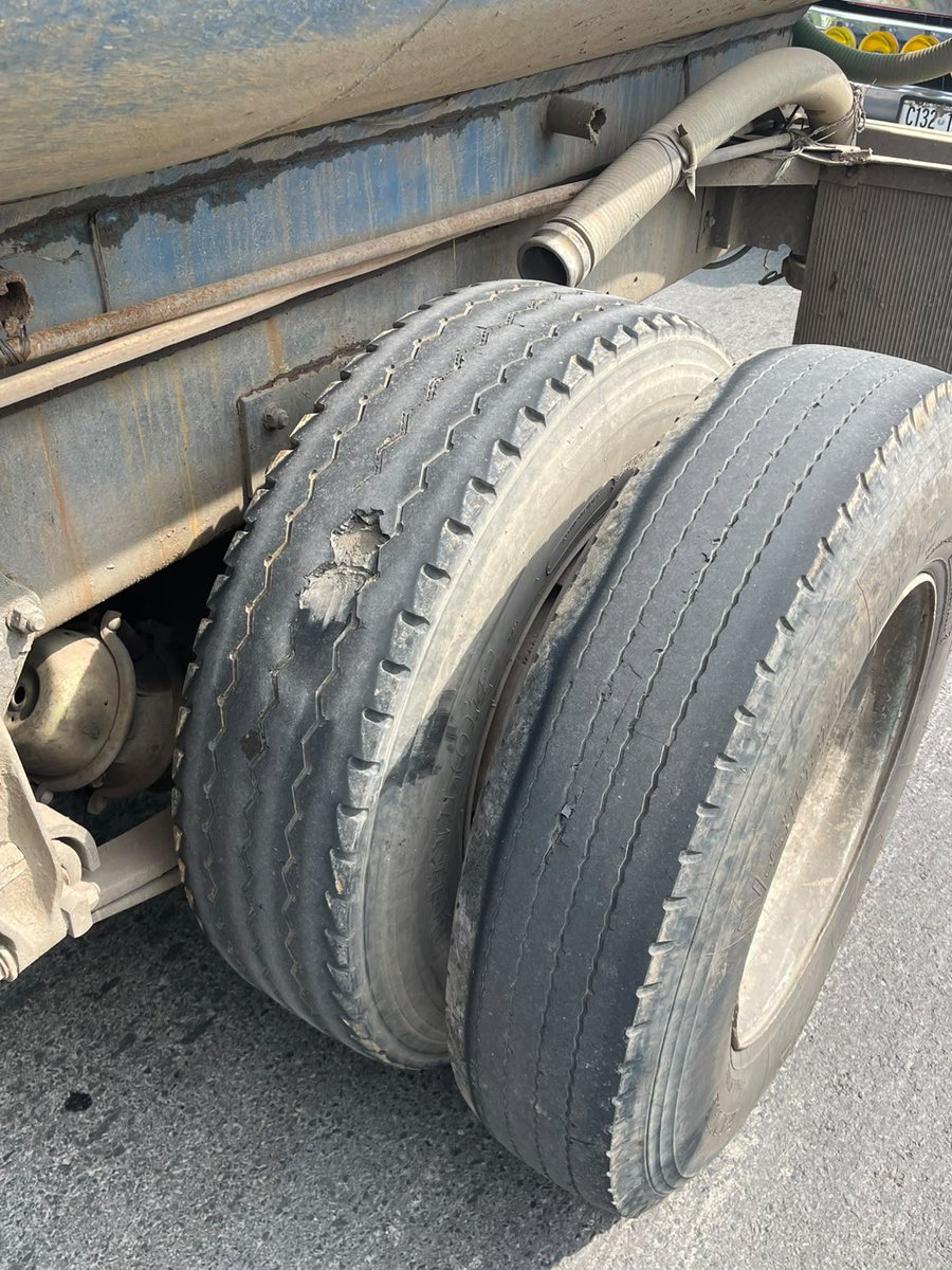 ChristianDiffer's tweet photo. En El Salvador desde que recuerdo se normalizo, que un camión, "media vez" arranque y camine, le dan como si fuera indestructible, con sobrepeso incluido. Los transportistas, solo REPARAN lo que sea necesario para que vuelva a rodar, el resto así que ande. En consecuencia, camiones que son mas carretas chillonas, que equipos de carga.

Y el mix de riesgo, motoristas sin licencia y que piensan que van en un vehículo de carreras. Los "San Vergón" del volante. Y principalmente todo por abaratar costos y ver como le flota la ganancia. El tema de trasporte de carga en un circulo interminable de desgracias.