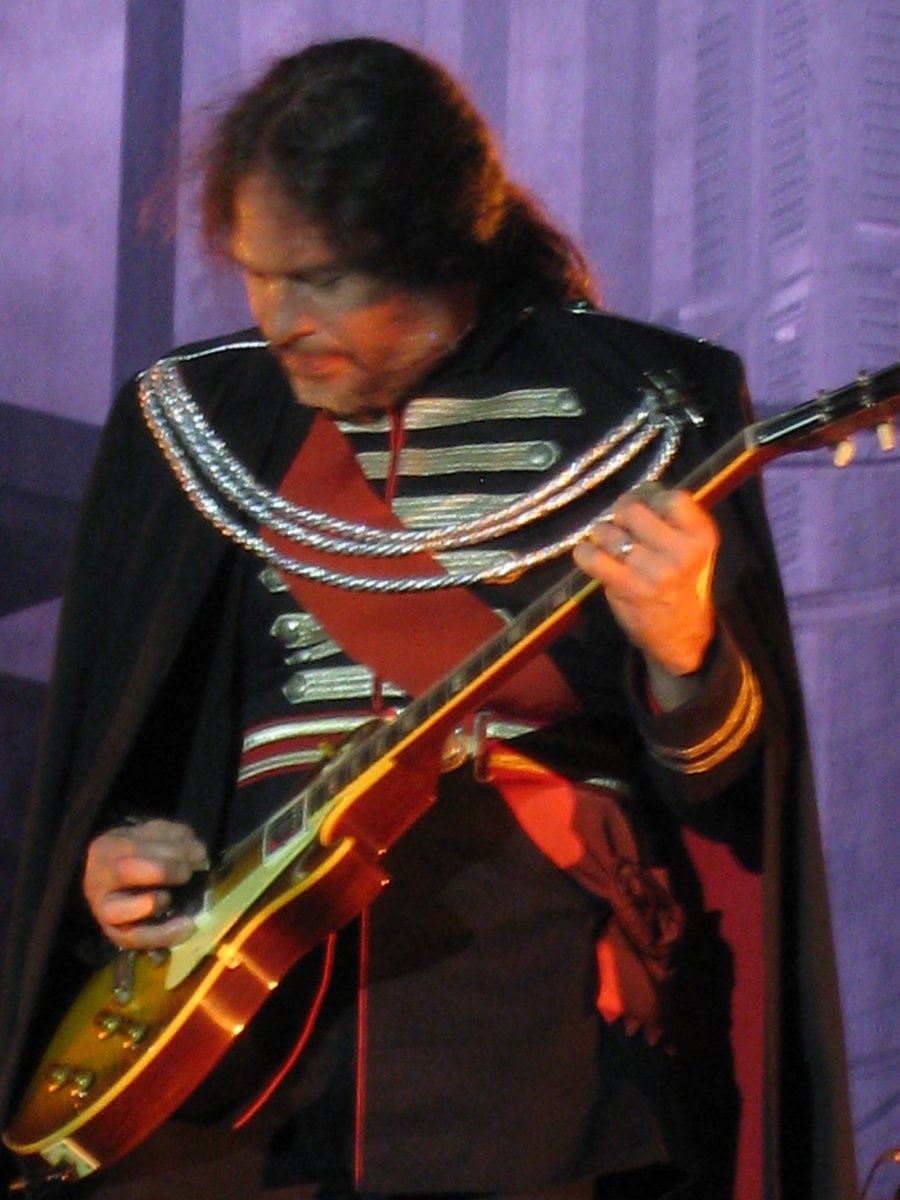 vikpired's tweet photo. #MCRAFTERSHOCK (SL) ray toro-palooza photo dump and other things https://t.co/dY2VTB00eO