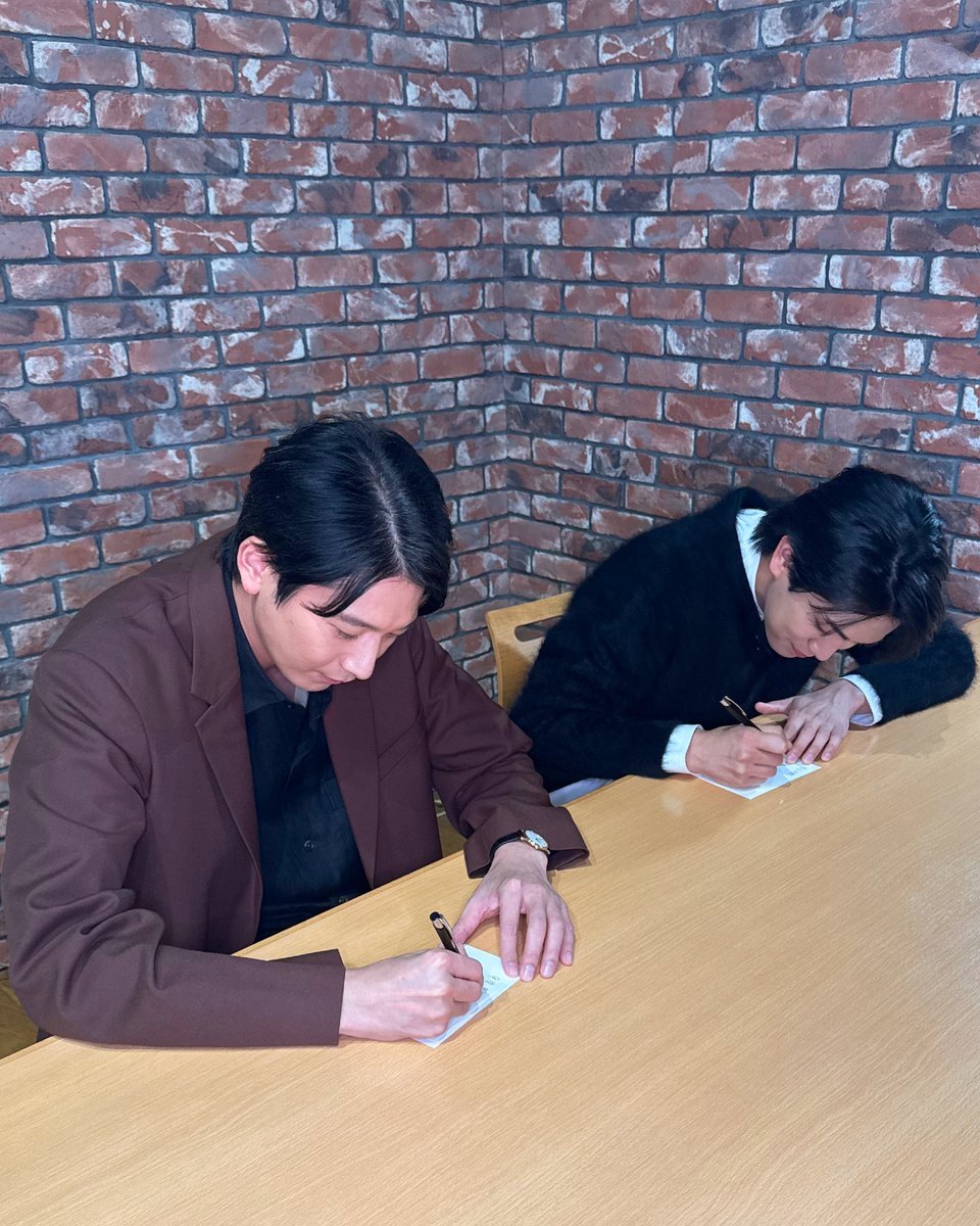 drama_wowow's tweet photo. ◤✍直筆メッセージ到着◢​​
連続ドラマW　#MR医薬情報担当者🏥​
　
#向井理 さん​
#正門良規(Aぇ! group)さんより✉​
　
皆さんへ手書きで想いを込めていただきました✨​
　
ドラマがもっと楽しみになった​
という方はいいね💙で教えてください📲​
​　
10/4(日)午後10:00放送・配信スタート❗️​
#WOWOW https://t.co/O4oZu0c2ZJ