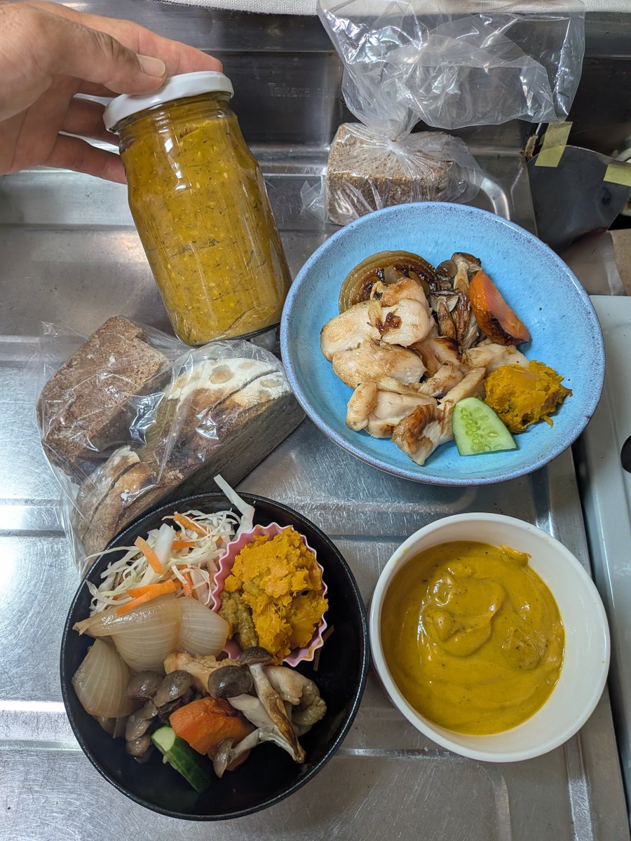 sakamo1002's tweet photo. 昼ごはんは、グリル（野菜と鶏むね肉のパンツェッタ）と誕生日プレゼントのパン（ショーマッカー、妻の手作り）。父はストック用に作ったかぼちゃスープを先取り。それと、常備菜にフムスを作る。#料理 #料理記録 #ごはん記録 #昼ごはん #お弁当記録 https://t.co/AuZ44oPLU6