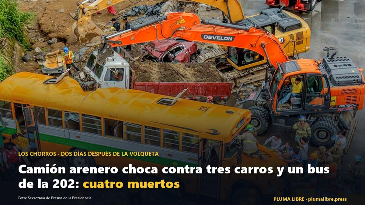 PlumaLibrePress's tweet photo. 🚨 Cuatro muertos en Los Chorros: un camión arenero chocó contra tres carros y un bus de la 202. El conductor no tenía licencia, según la PNC. Fue dos días después de que el Gobierno prometiera duplicar los controles al transporte de carga. https://t.co/uLEQL42Pq4