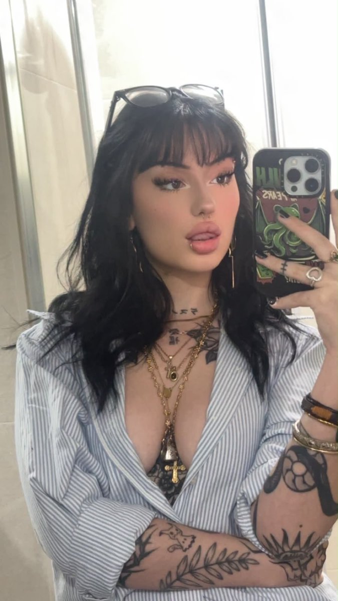 margauxmuse's tweet photo. Gros décolleté ou plutôt discret ? 👀 https://t.co/uCuCmKy8nQ
