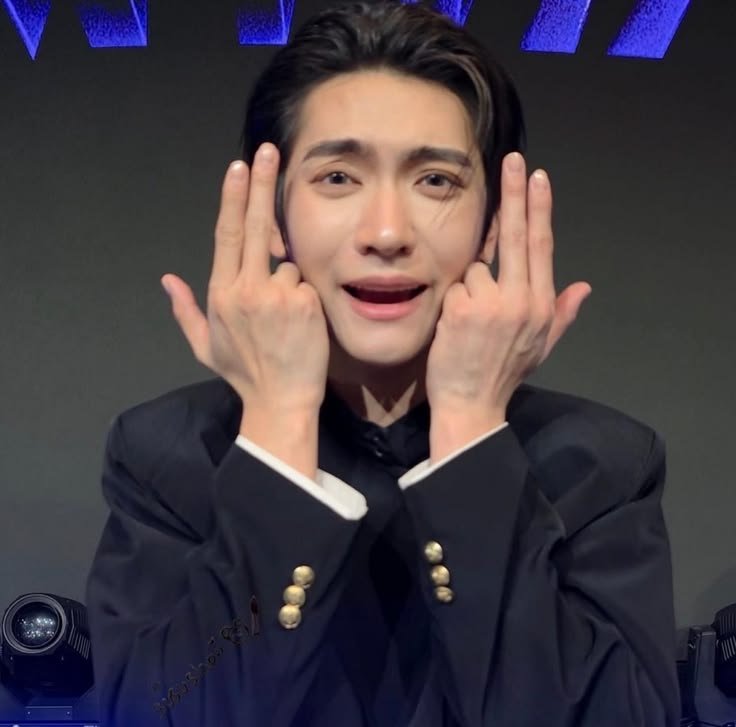 joongmiwacho's tweet photo. Un  cliente ( hombre ) me tiro onda y me pidió el ig ..... 
Acaso no me ves la cara de lesbiana ?? https://t.co/A3O5tlY3HY