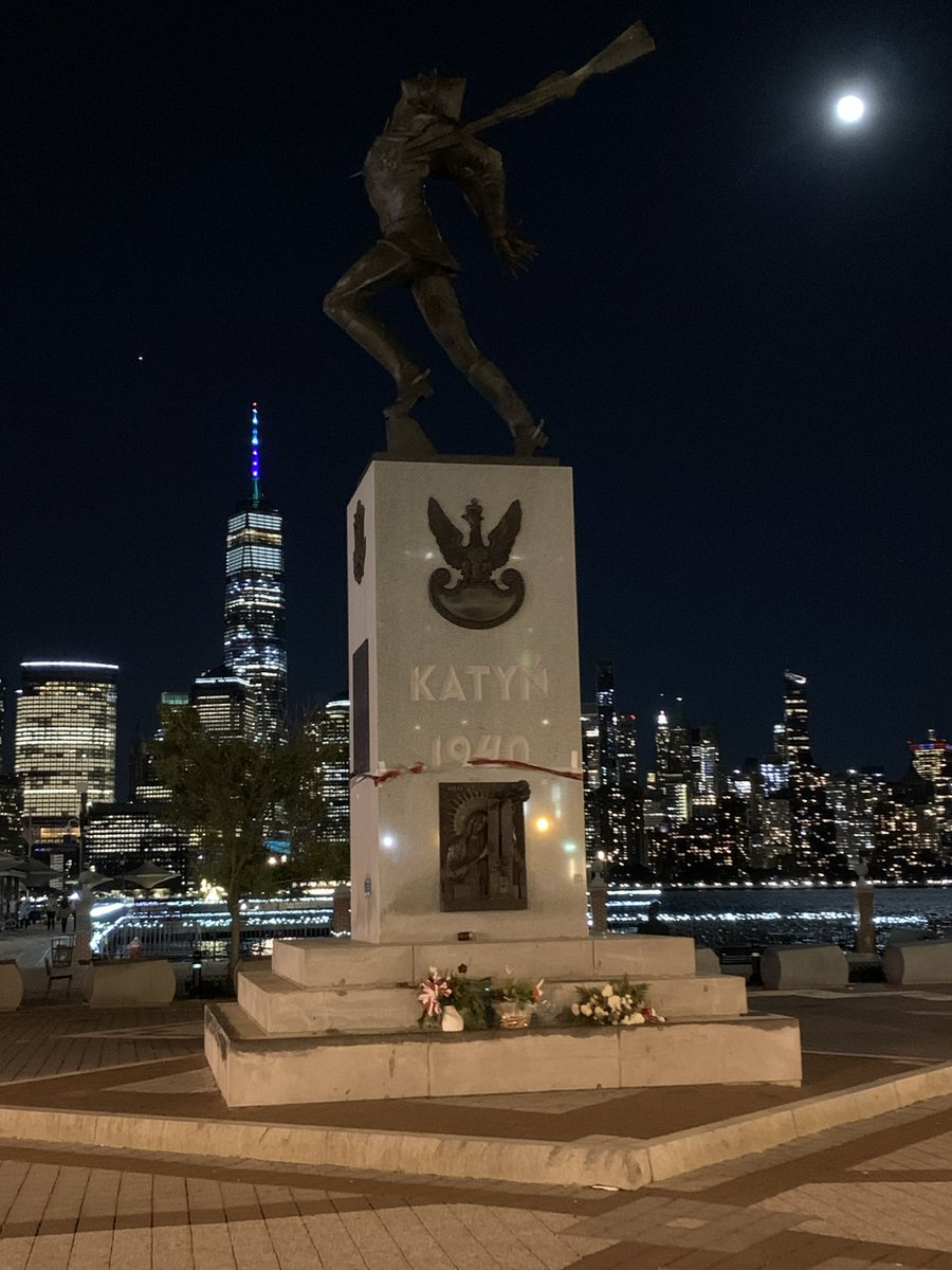 tomjhpark's tweet photo. Kiedy w 2006 roku zaczynałem pracę na Manhattanie, często przechodziłem obok tego pomnika przed wejściem do metra, nie zdając sobie sprawy z jego wagi. Teraz nie mogę przestać na niego patrzeć. To niesamowite, jak coś bezosobowego nabiera tak wielkiego znaczenia. Kocham Polskę. https://t.co/bh7aQmKyRH