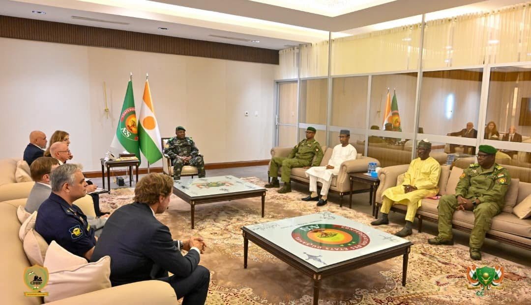 saheliens's tweet photo. #Niger 🇳🇪 🇷🇺 #Russie: Le Président Tiani reçoit Sergueï Tsivilev au Palais de la Présidence 

Le général Abdourahamane Tiani a reçu, ce vendredi 2 octobre 2026, une délégation russe conduite par le ministre de l’Énergie Sergueï Tsivilev, au lendemain de la première réunion de la Commission mixte intergouvernementale Niger-Russie à Niamey. 
Les travaux ont porté sur le transport, l’agriculture, l’énergie, la santé et la formation ; le chef de l’État a salué les décisions prises et ordonné d’accélérer leur mise en œuvre avant le Sommet Russie-Afrique prévu fin octobre à Moscou.  
#Niger #Saheliens