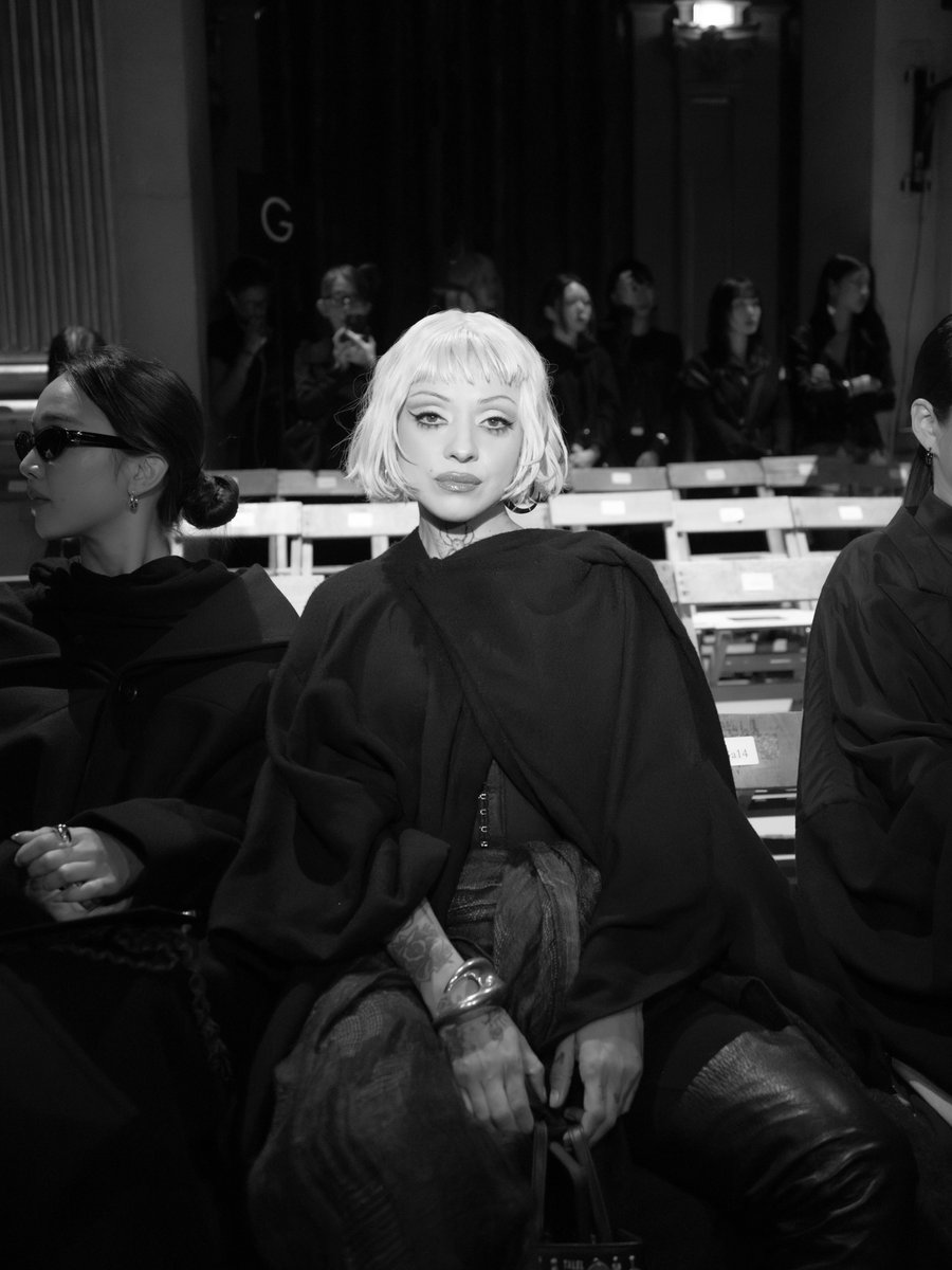 erick1940disk's tweet photo. Mon Laferte en Paris Fashion Week en el desfile del diseñador Yohji Yamamoto

#monlaferte #ParisFashiomWeek https://t.co/RFEQhdvNBL