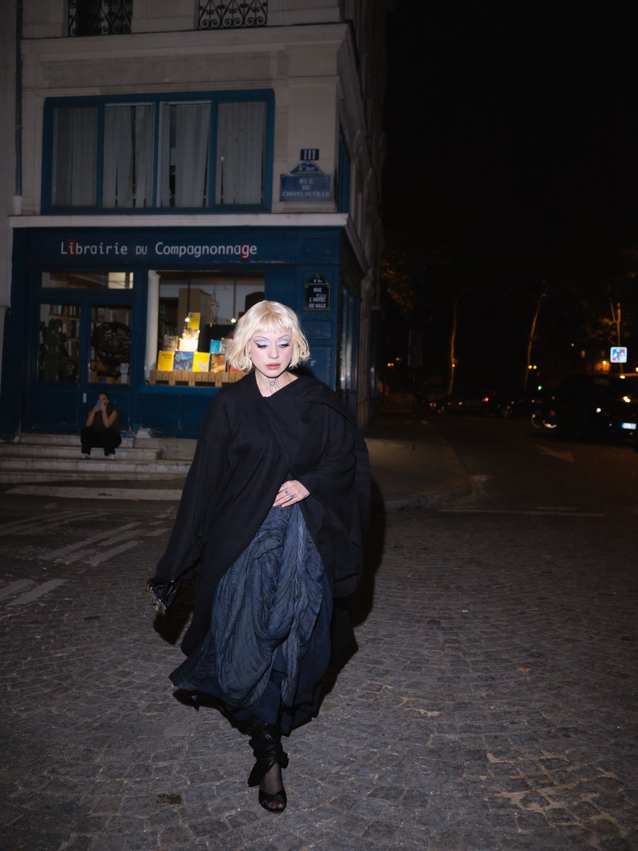 erick1940disk's tweet photo. Mon Laferte en Paris Fashion Week en el desfile del diseñador Yohji Yamamoto

#monlaferte #ParisFashiomWeek https://t.co/RFEQhdvNBL