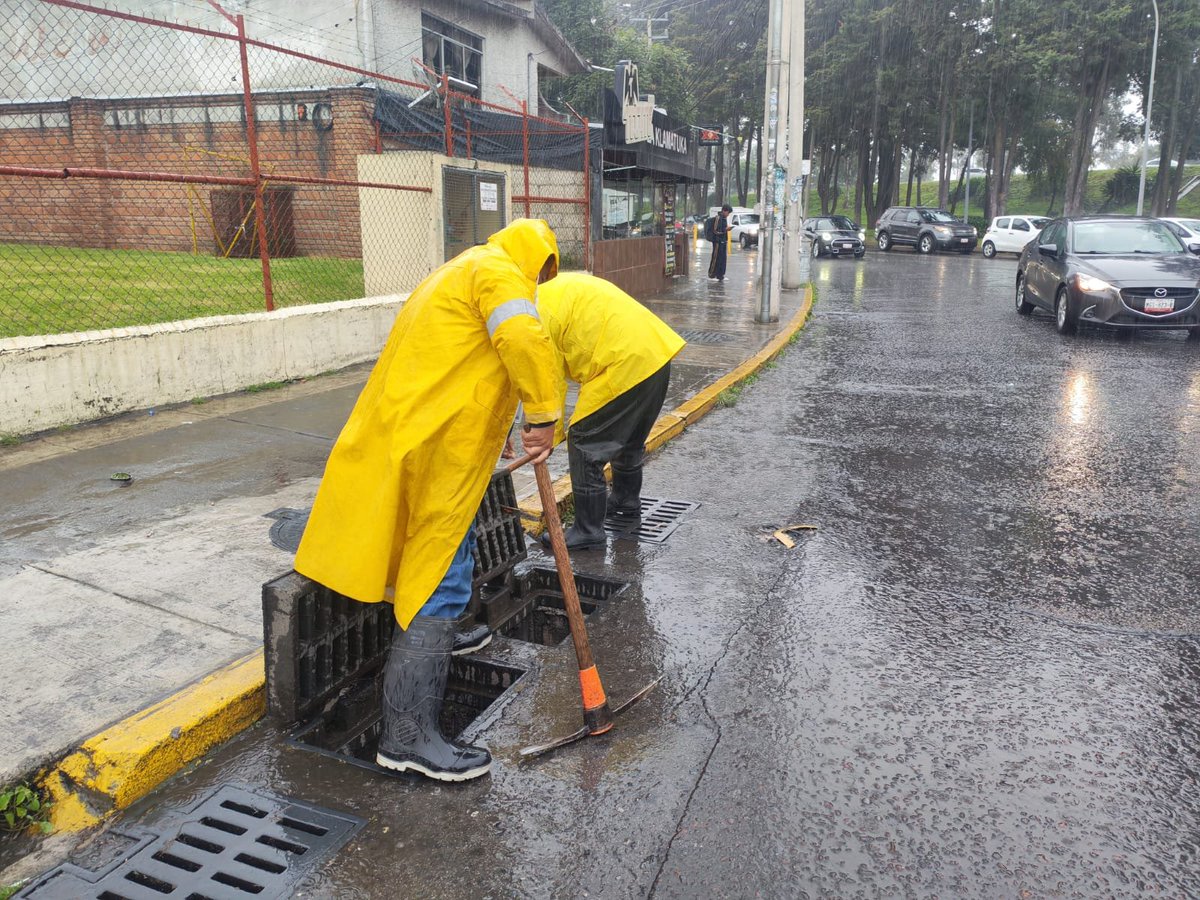 MetepecOPDAPAS's tweet photo. El OPDAPAS de Metepec y el grupo Tlanchana se encuentran atentos ante cualquier eventualidad de lluvia.
#EstamosEnLaRuta 
@FerFlores_Emp 
@MetepecGobierno https://t.co/lTMjriKexb
