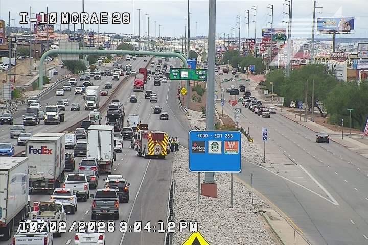 DianaGomezTV's tweet photo. 🚨Traffic Alert: Watch for emergency crews blocking the right lane and shoulder on I-10 east near Yarbrough. TxDOT cameras show backup.
Drive safely!
#EPTraffic #Roadways #CrashAlert #ElPasoTexas #TxDOT https://t.co/35fpPUB7fZ