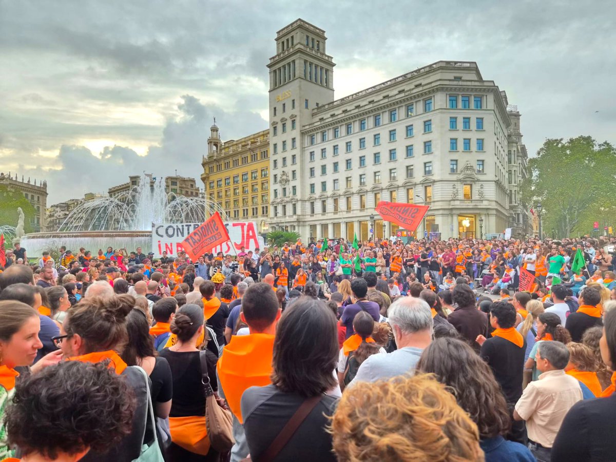 jorgeluisespin_'s tweet photo. Avui a Madrid Junts, PP i Vox han tombat els decrets d'habitatge. Han triat els fons voltor. Jo trio les meves veïnes i els meus veïns.

La resposta és i serà sempre al carrer, per un habitatge digne. Orgull de Barcelona. ✊ https://t.co/0gqXmEnUEy