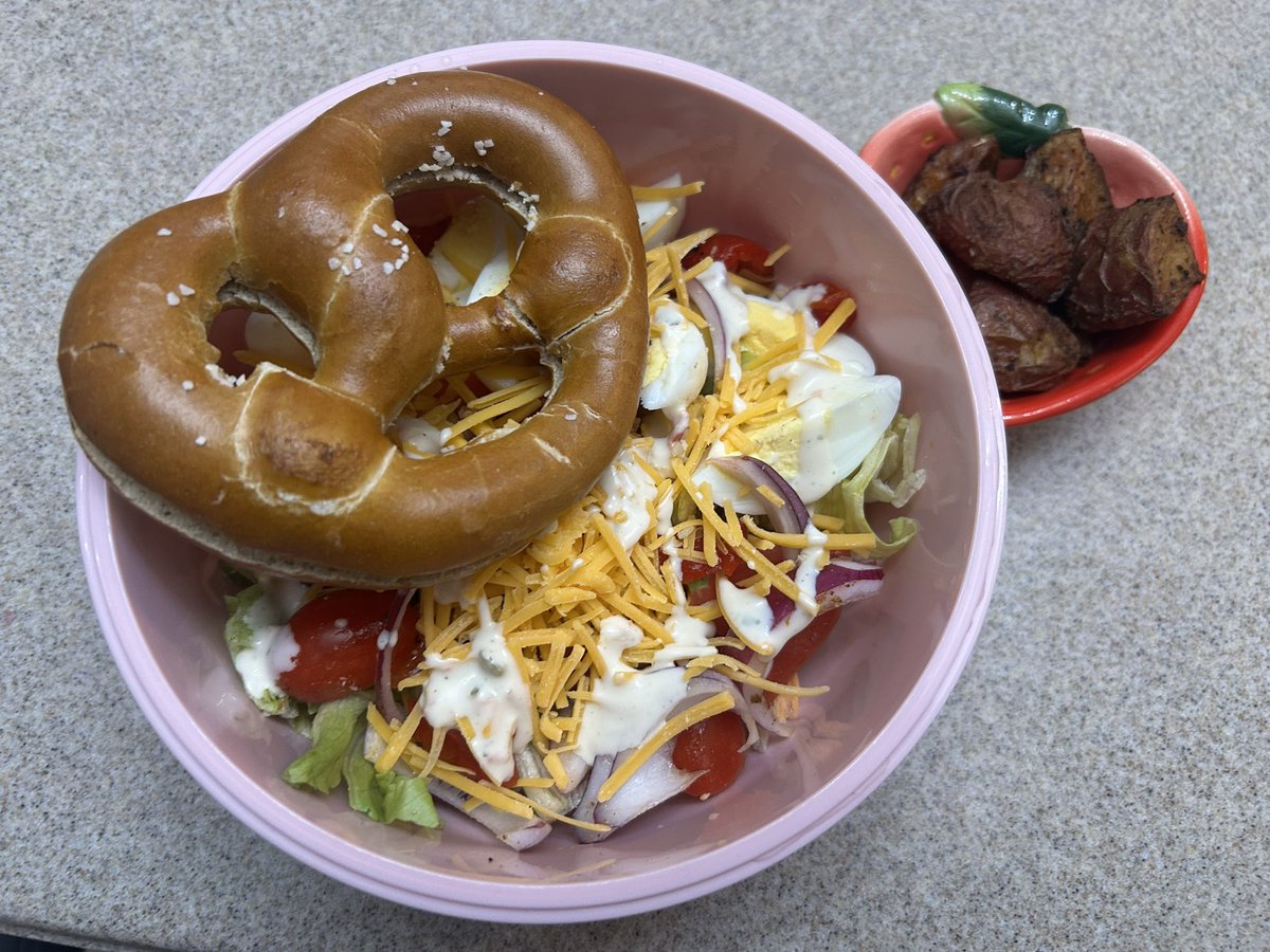 angeltoxins's tweet photo. my fatass omad- salad with lettuce egg red onion roasted peppers tomato cheddar cheese some ranch, used the pretzel as croutons, roasted potato wedges, and some redbull https://t.co/2xEjg0euXq