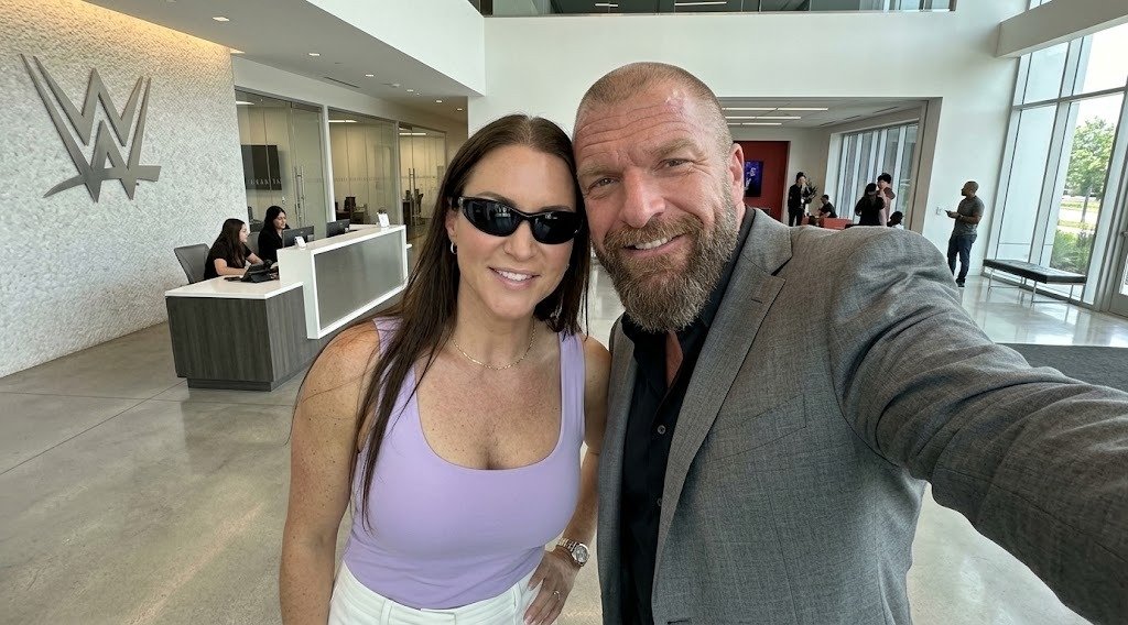 sohaibahmed91's tweet photo. @StephMcMahon @TripleH @WWE @Fanatics @EGxo @lululemon @StephMcMahon ๐ถ๏ธ๐ #WhatsYourStory @TripleH https://t.co/gOWXVlbVnX