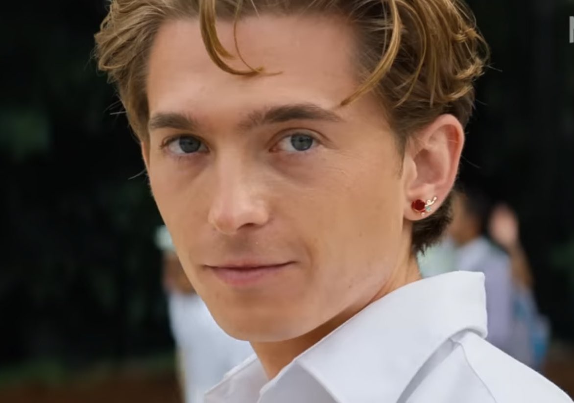 S0ULMATES_95's tweet photo. austin abrams and all his slutty earrings in do revenge. so hot. https://t.co/3yvy4bFdwB