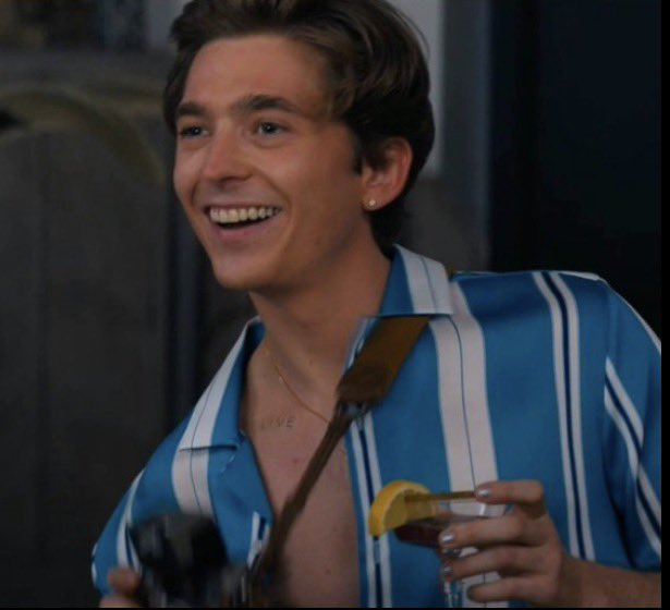 S0ULMATES_95's tweet photo. austin abrams and all his slutty earrings in do revenge. so hot. https://t.co/3yvy4bFdwB