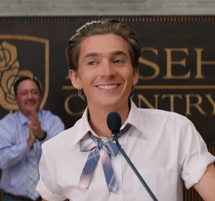 S0ULMATES_95's tweet photo. austin abrams and all his slutty earrings in do revenge. so hot. https://t.co/3yvy4bFdwB