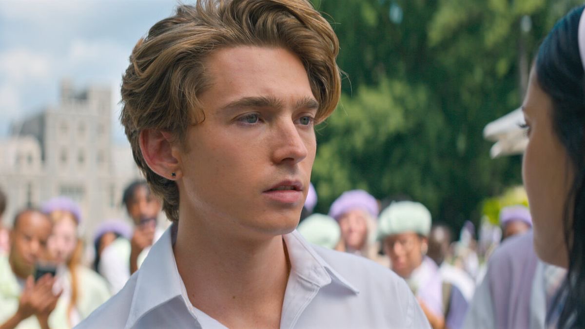 S0ULMATES_95's tweet photo. austin abrams and all his slutty earrings in do revenge. so hot. https://t.co/3yvy4bFdwB