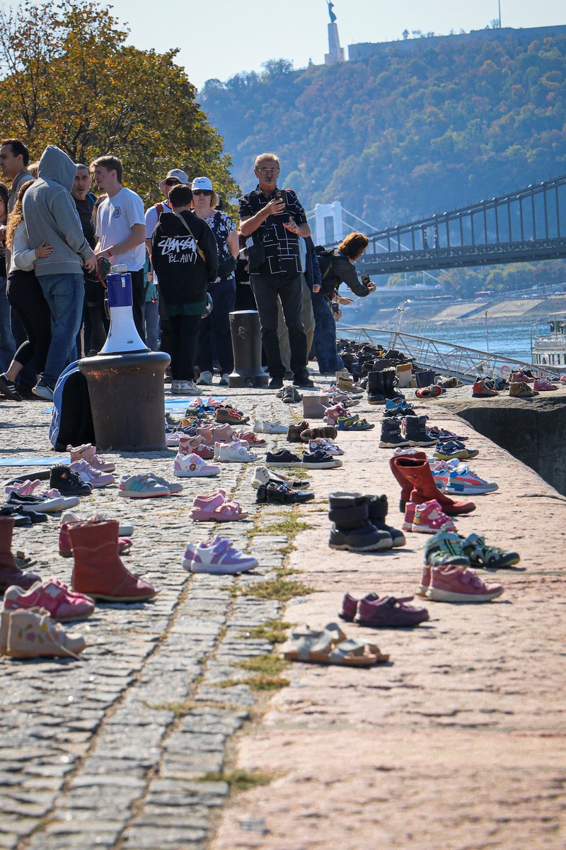 CitizenGO's tweet photo. 🇭🇺 6 million lives. 6 million empty pairs of shoes.

At Budapest’s Shoes on the Danube Bank memorial, @CitizenGO_HU  placed children’s shoes along the embankment to remember the millions of unborn lives lost to abortion in Hungary since 1956.

We remember them and we will keep standing for life.