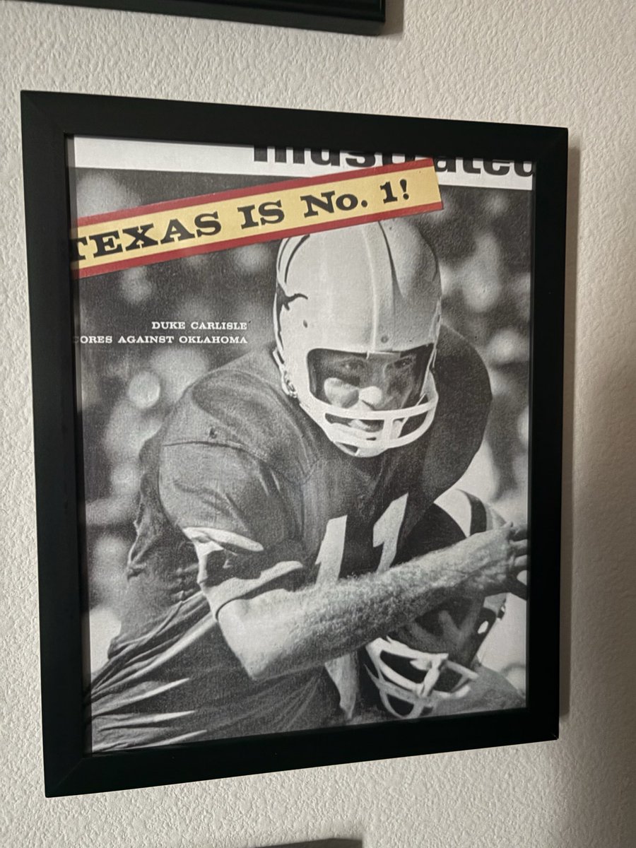 tbhorka's tweet photo. RIP to Duke Carlisle, a Longhorn legend who was the QB for the first ever Texas national championship team in 1963.

I have the Sports Illustrated cover of Carlisle after No. 2 Texas beat No. 1 Oklahoma, 28-7, in ‘63 hanging on my wall.

This year’s Red River is for Duke…🤘 https://t.co/qaGB0T557H