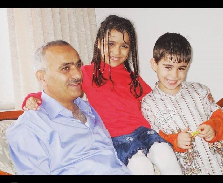 mavisiyahbiri's tweet photo. ya bu nee arkdslr babam, canım ve ben https://t.co/NedsDeDn6g