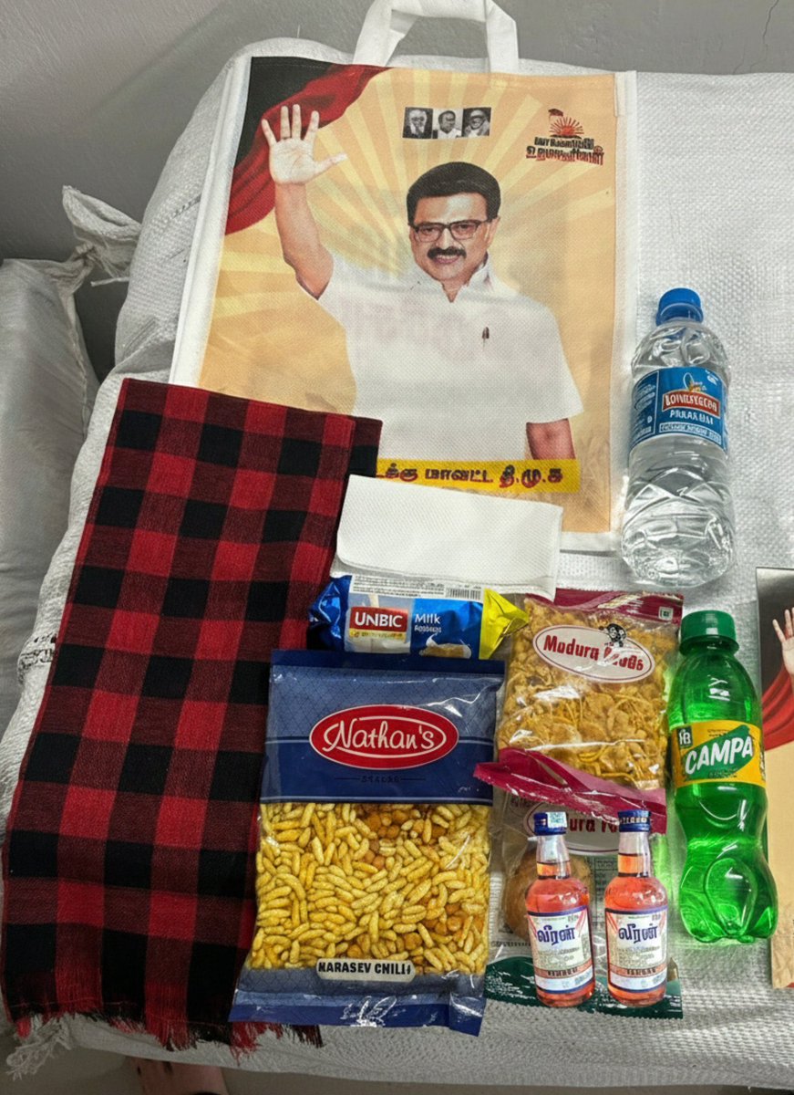 TVK_NewsTrichy's tweet photo. தாராபுரத்தில் நடைபெற்ற திமுக பொதுக்கூட்டத்தில்  வழங்கப்பட்ட  மது விருந்து 

இந்த வெக்கம் கெட்ட மானம் கெட்ட பொழப்பு உங்களுக்கு தேவையா அங்கிள் ??? https://t.co/Koh6Y35mMj