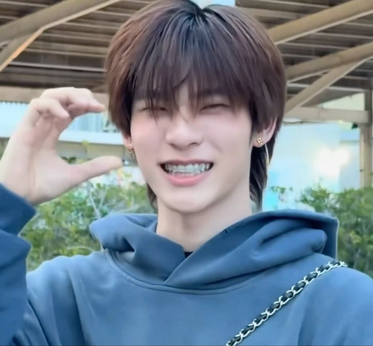 qteeblue's tweet photo. ฟันเหล็กเด็กใคร https://t.co/yfJKKwzwXN