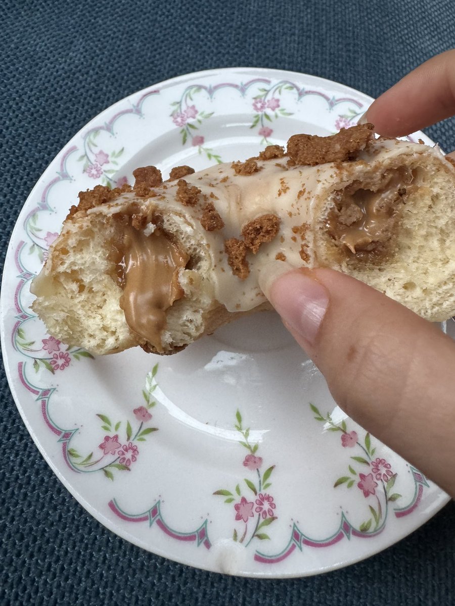 swaggyjoonn's tweet photo. Biscoff donut 🤤🤤🤤🤤 https://t.co/KF9jPzjkGW