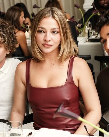 madelync1ine's tweet photo. all she has to do is sit there and she is automatically outmugging everyone around her and it’s not even their fault but it’s bad for everyone around madelyn cline because she’s just perfect and no one else is https://t.co/M6DODVoDsh