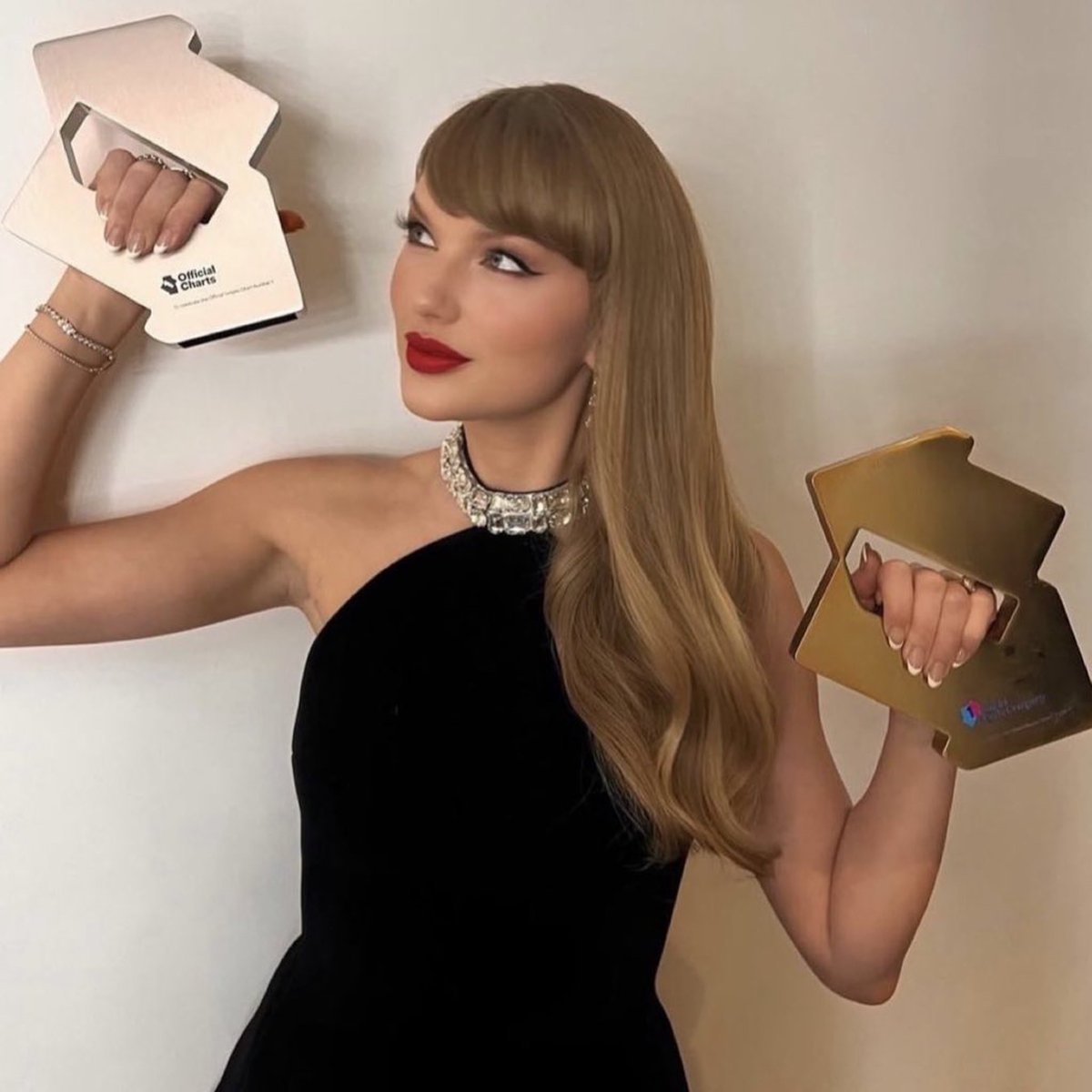 tayvooodoo's tweet photo. these pictures are from the same era btw… ophelia and showgirl awards on the left, patient zero and showgirl awards on the right 😭 https://t.co/sAnHifotsb