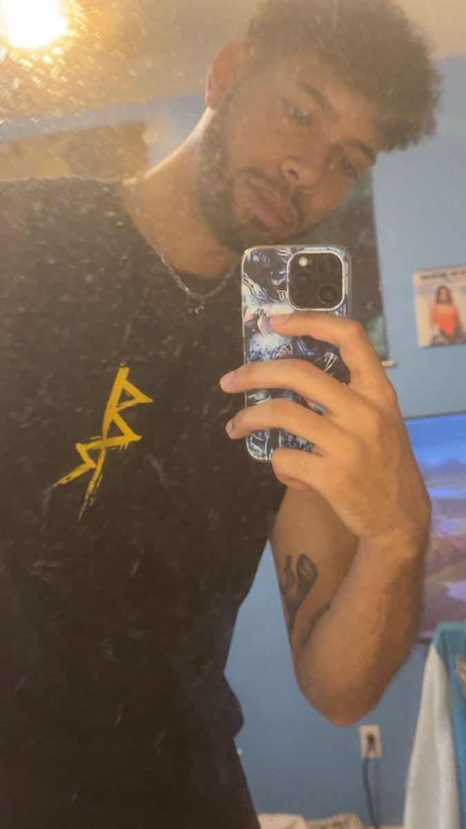 Shadoe1D's tweet photo. “I’ll take you to the moon. I promise” 🌖❤️‍🩹 https://t.co/XmuxPm6pPS